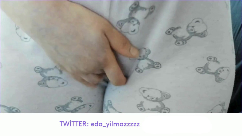 bigass_sexy_bigboobs: Cameltoe- masturberen met pyjama- poesje wrijven met pyjama