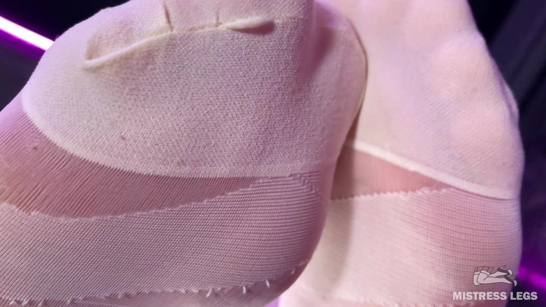 Mistress Legs: 바 카운터에서 흰색 팬티 스타킹을 입은 여주인의 발 아래