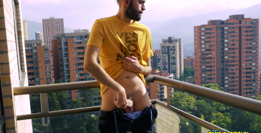 Camilo Brown: Büyük sünnetsiz yarağımı balkonda mastürbasyon yaparken yakalandım mı?