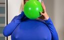 The Busty Sasha: ¡Inflando un globo enorme (con mi consolador debajo) !