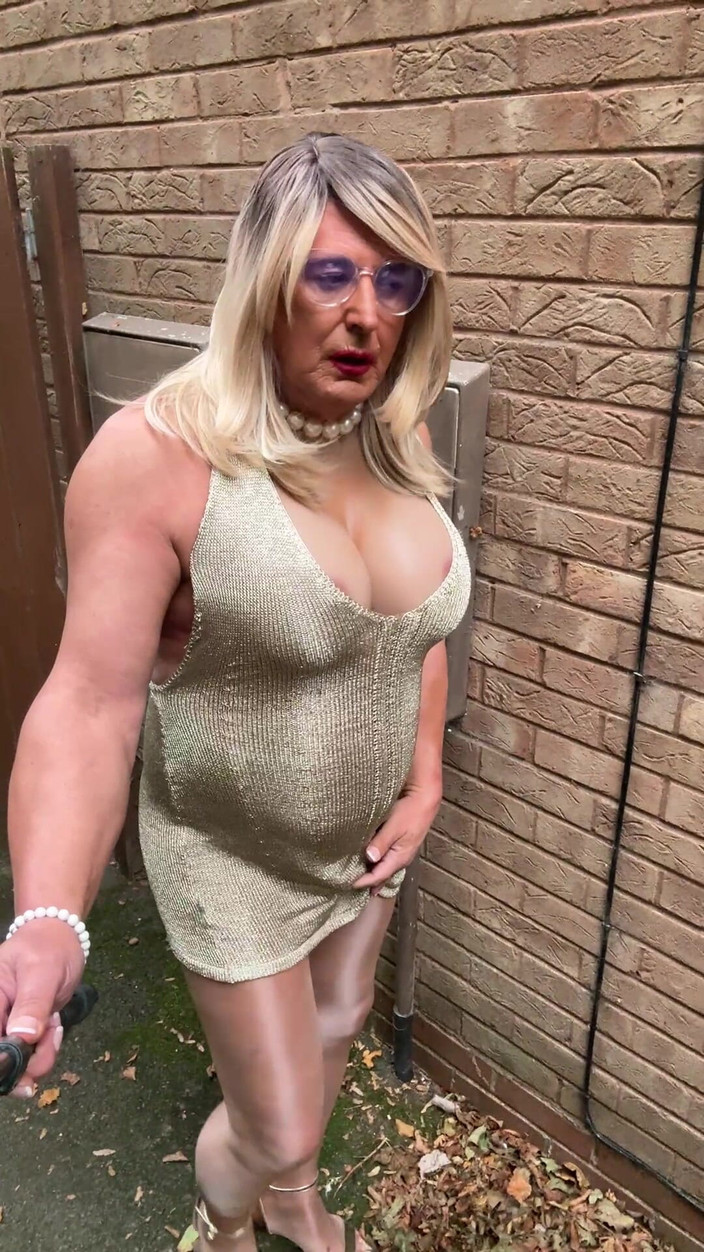 Kellycd2022: Sexy Crossdresser Kellycd2022 ve zlatých okamžicích Hedvábné hladké punčocháče a...