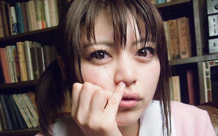 Fetis JP: Пухка і мила Момока з великими цицьками копає ніс