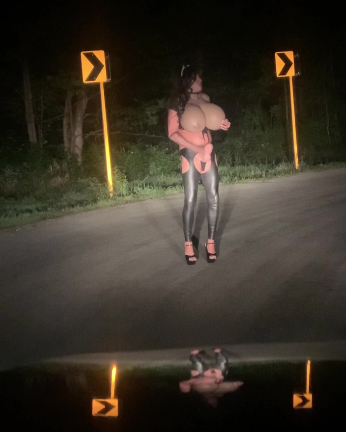 Orlandi480: 变装者尺寸 x roanyer 在户外高潮