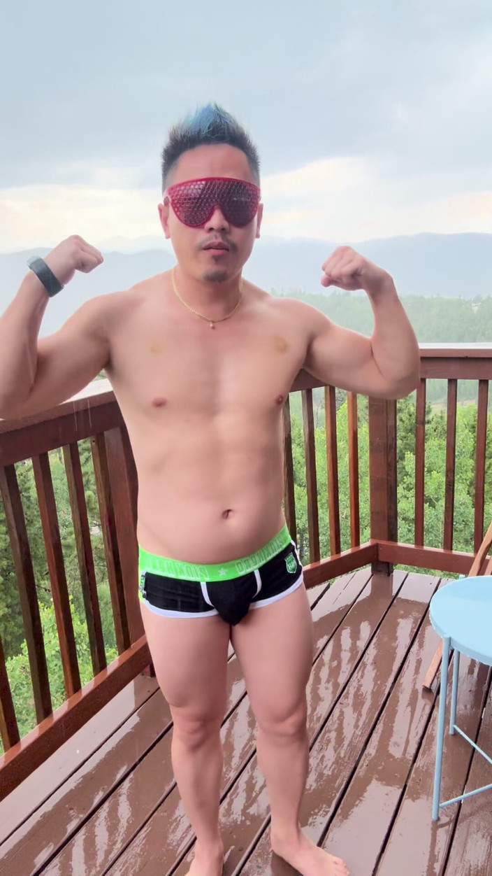 Barenakedmuscles: マウンテンストームスタッド:雨に濡れたアジアの筋肉センセーション
