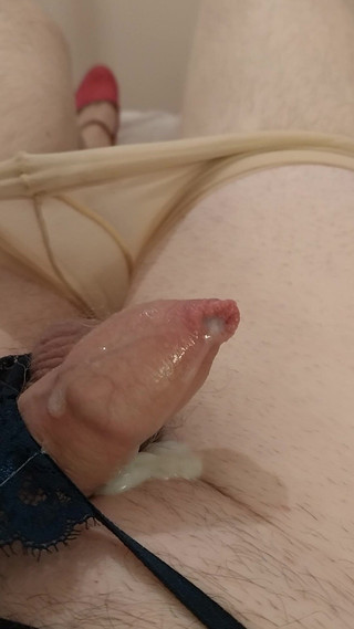 Cindy Belfast: Mariquita gime y pequeño clítoris mojado se corre