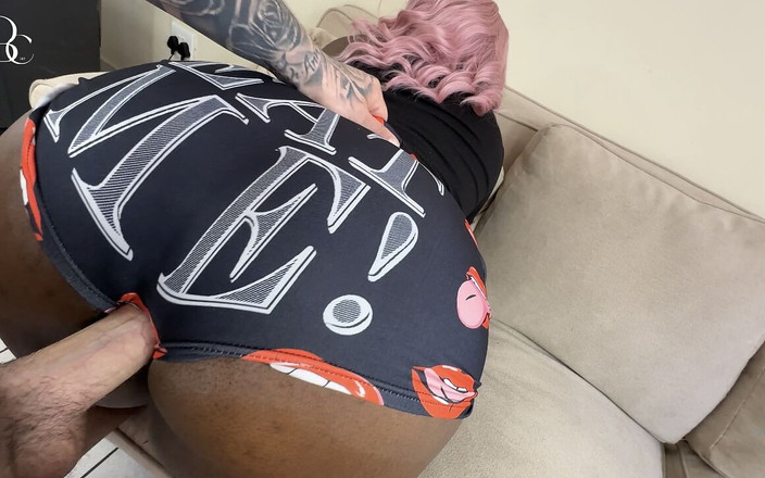 BootyClapper187: Negresa imploră să fie futută printr-o gaură în pantalonii ei scurți...