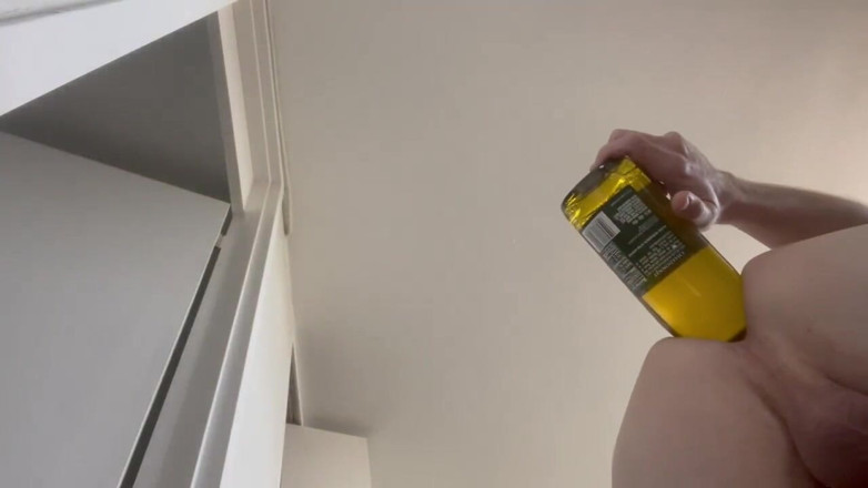 Aaaaaye: Je me branle avec une bouteille