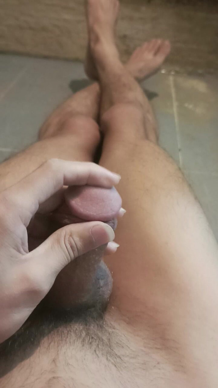 Piss play and piss on itself: Chcací hra a chcaní na moje nohy.