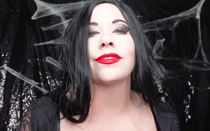 Deanna deadly: Styvmamma Morticia Addams ger POV en JOI till sina stora...