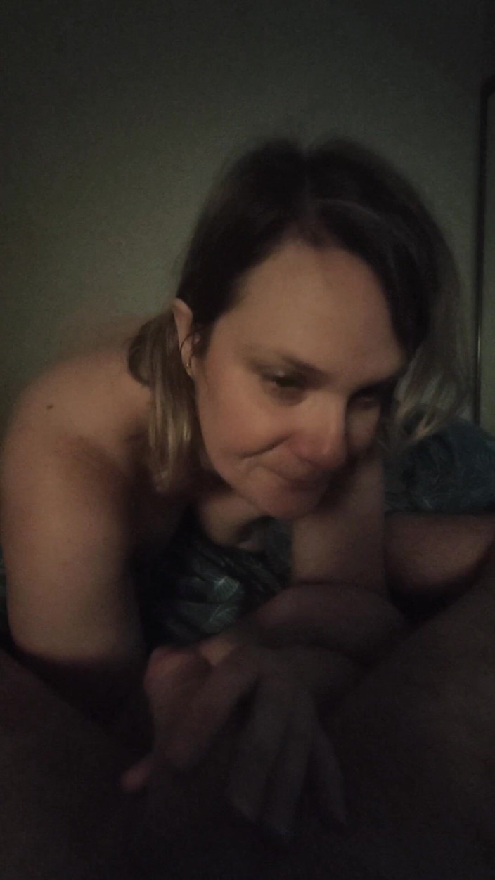 Titi77: Štědrá MILFka vysaje každou poslední kapku spermatu