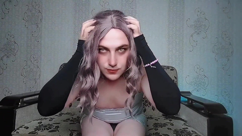 Kitty_Cross: Symetrická kráska přírodní čistý ladyboy péro a krásné měkké nohy pleskající...