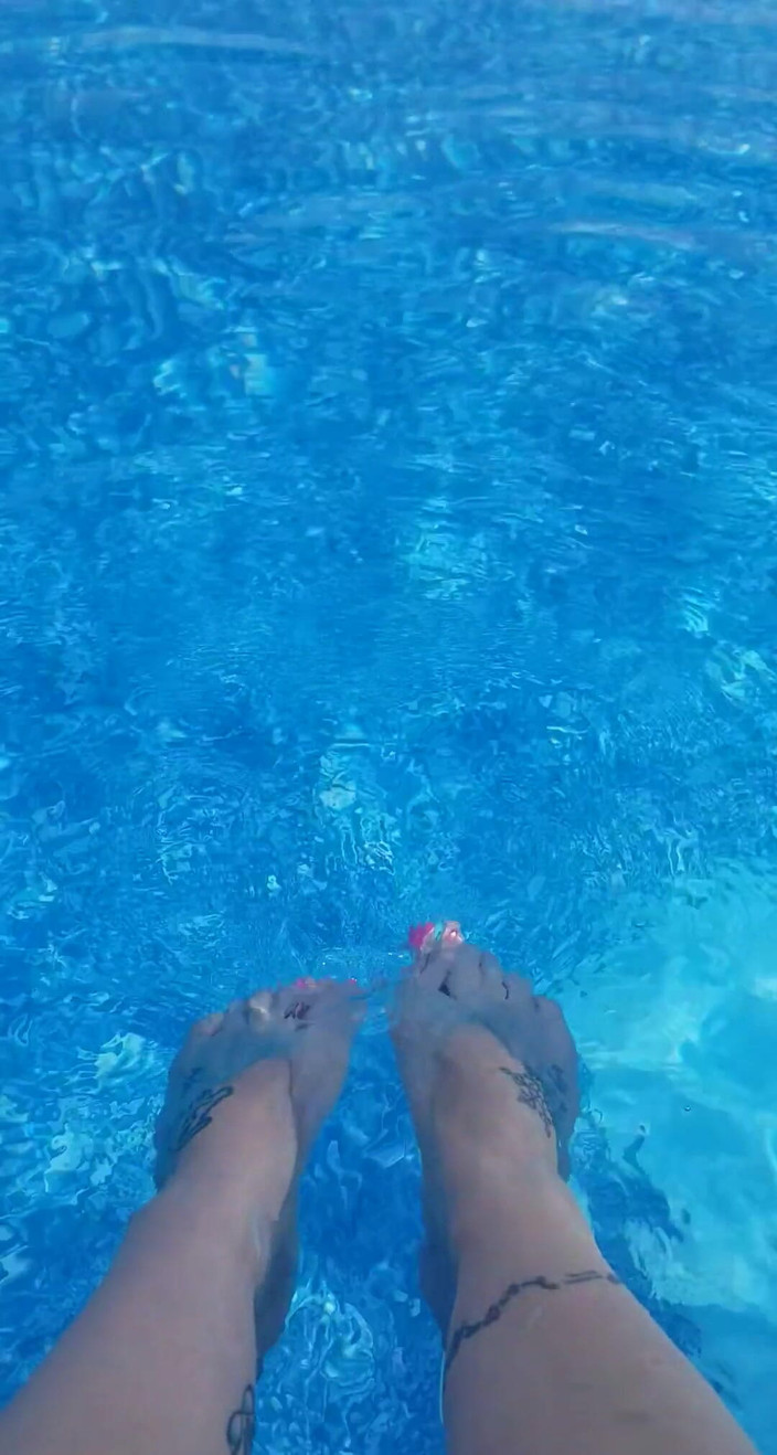 LittleSweetFeet: Прекрасное утро, чтобы выпить кофе у бассейна...