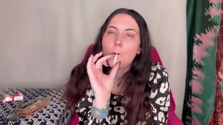 MissFFW: Miss Ffw rookt in een zomerse jurk
