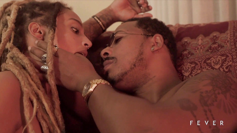 Fever Films: Une black sexy prend une grosse bite noire