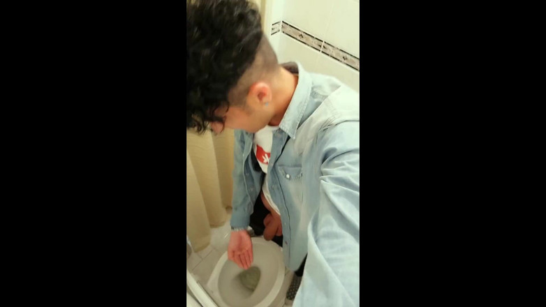 Idmir Sugary: Twink ha il suo piscio, usando la mano per bere...