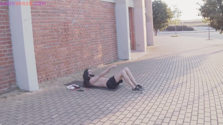 Lady Spain: Une femme mature pulpeuse a des orgasmes brutaux en faisant...