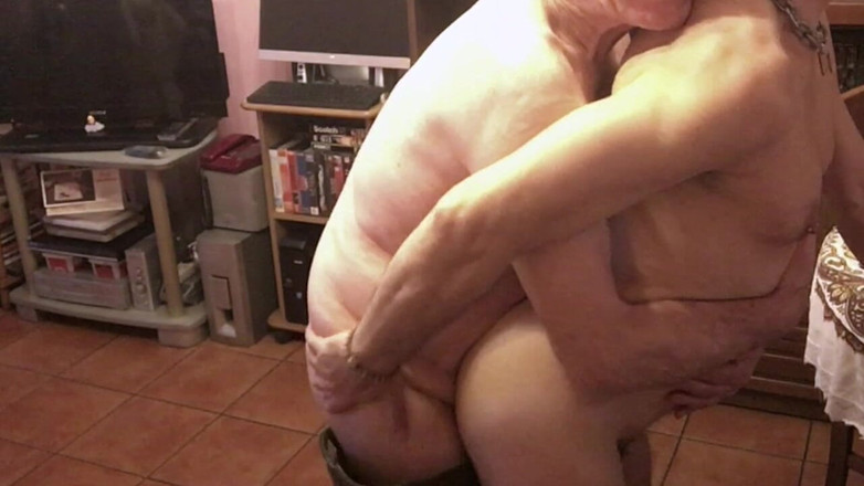 Nypster: Kolosální creampie v zadku: 84letý Muž plní nypstera