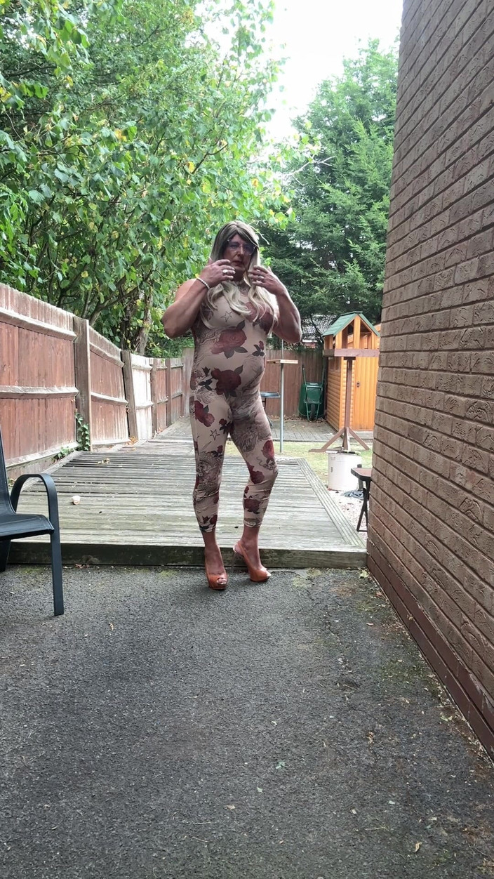 Kellycd2022: Sexy transvestã¤t kellycd2022 in sexy Floral Durchsichten durch Catsuit und...