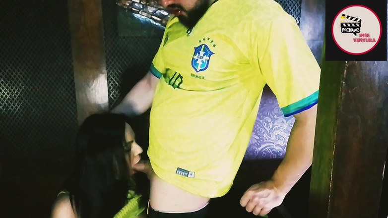 Raquel Cardoso Da Rosa: 他在妓院观看世界杯并做爱