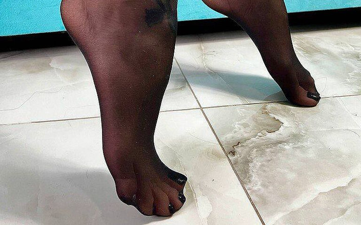 Julia domaina: Svarta strumpor på ben och nylonfötter, nylonsulor