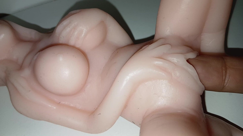 LunaDesire: Mini bambola del sesso scopata da grandi dita