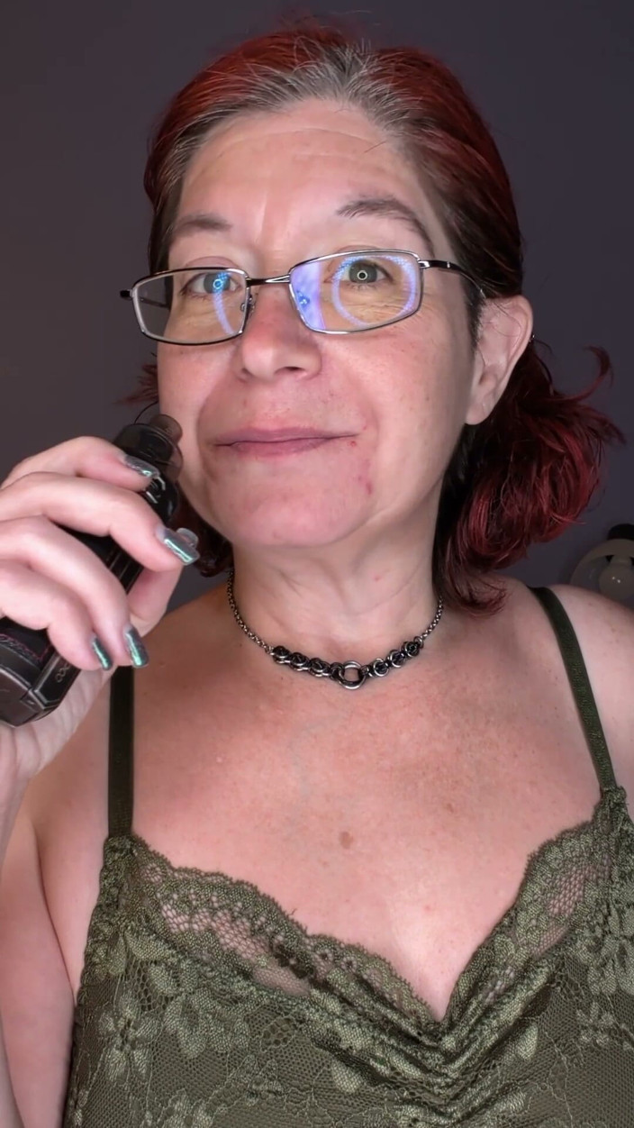 Elianna: Nubes de vape madura