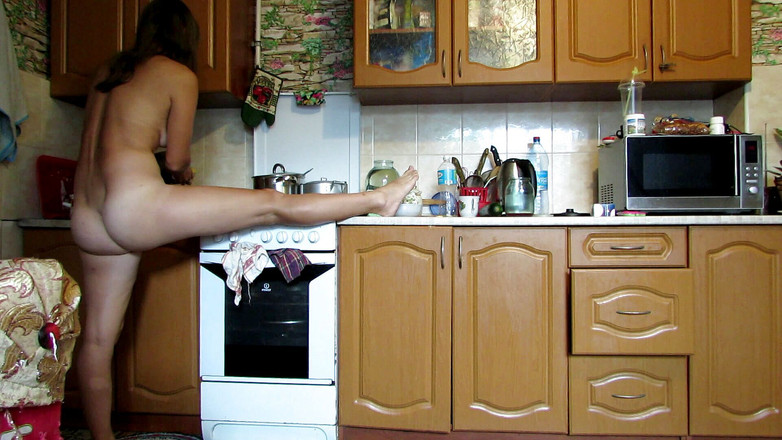 Sexi Lenka: Pulizia + ginnastica leggera in cucina