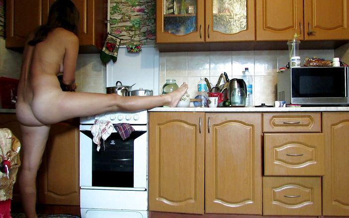 Sexi Lenka: Cleaning + light gymnastics in the kitchen