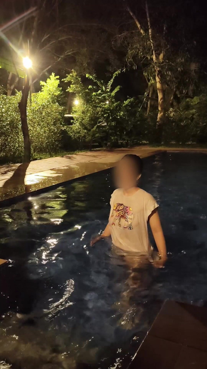Anonymous Vlogger: Une femme sexy risque de baiser dans une piscine publique...