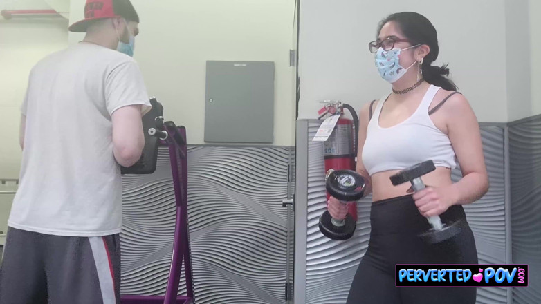 Perverted POV: Modelo de Onlyfans obtiene contenido del chico en el gimnasio