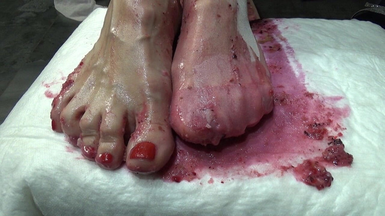 AnnaBUST: 君のケーキにおしっこをして足で踏みつける