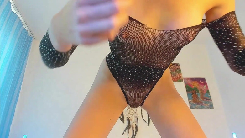 Skinny_lady69: A sexy girl shows you body