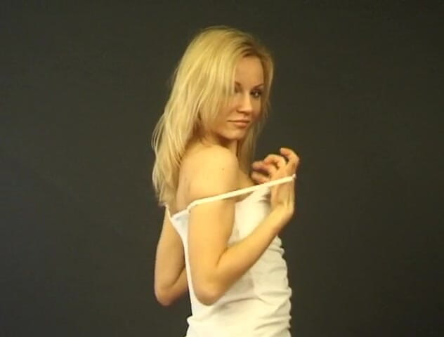 Flash Model Amateurs: Casting babe shows her hot body
