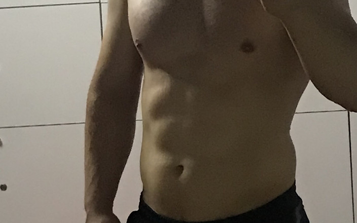 Badboy163: Sexig man som tar en dusch