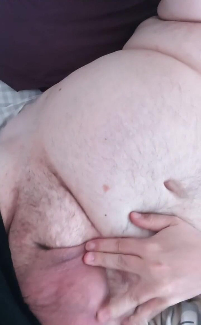 Big Pisser: Mostrando meu corpo gordo quente e brincando com meu mamilo,...