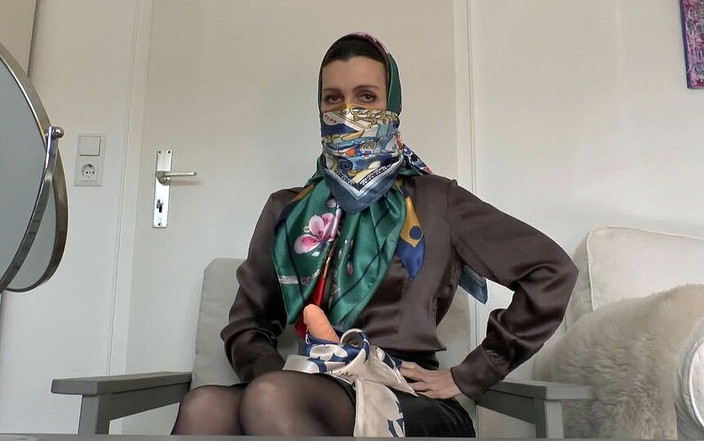Lady Victoria Valente: ヘッドスカーフと布マスクのフィッティング - 今日はジャークオフの勤務です!