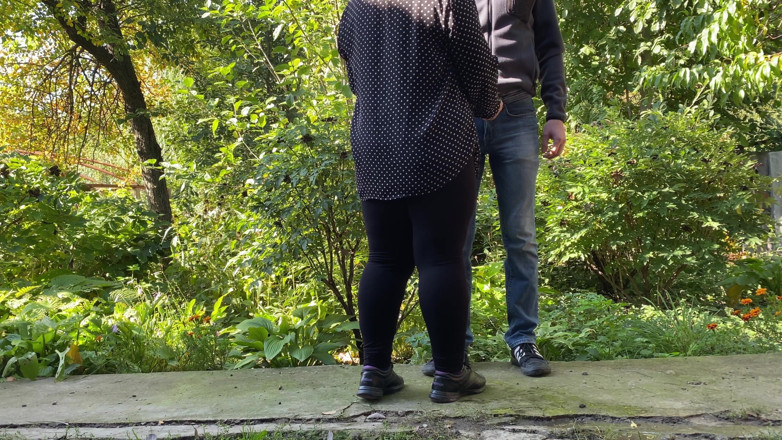 OurFetishLife: Milf lamió mi polla afuera después de mear