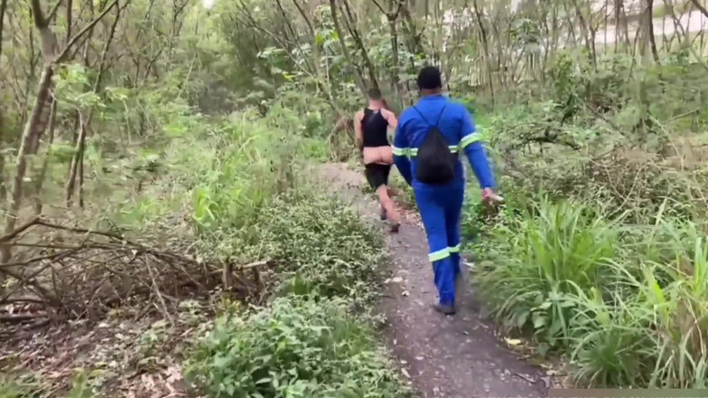 TheBlacKHunterr: Trabalhador Passou No Parque E Ganhou Uma Mamada