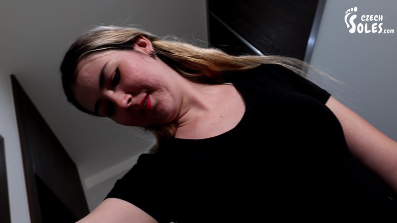 Czech Soles - foot fetish content: 穿着白色袜子的第一人称视角戏弄她的大脚