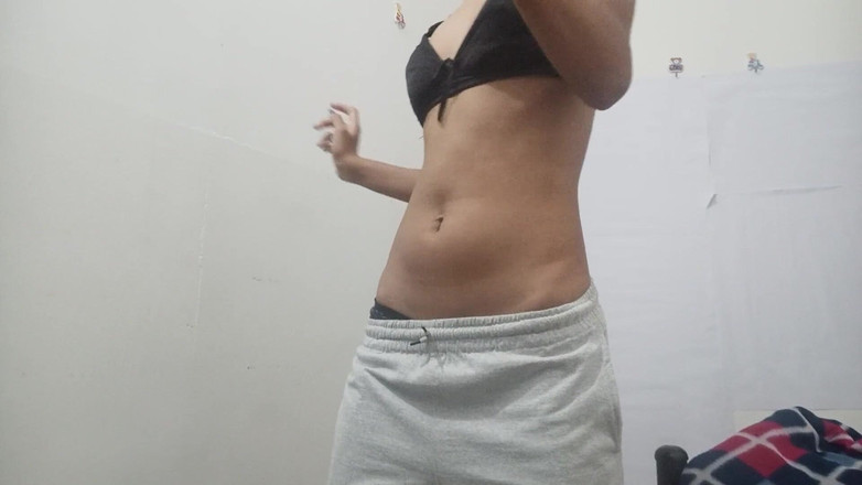 desigirl93: ホットな妻は、広げた足で自慰行為と指を