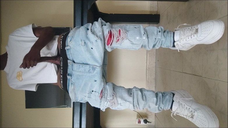 Gay black steel Africa: Cewek kulit hitam dengan kontol besar lagi asik ngocok kontol...