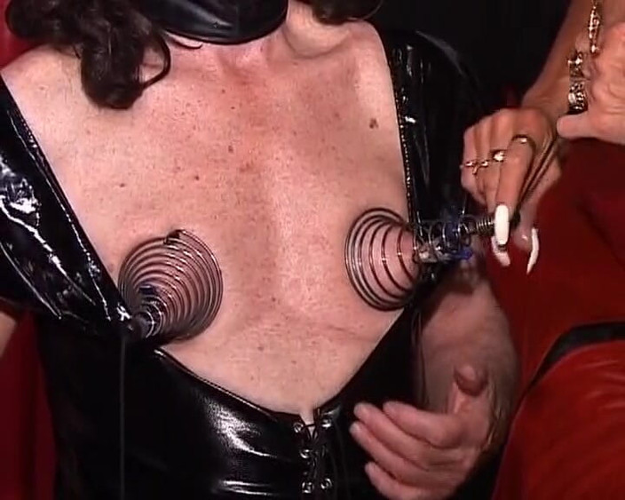 German Homemade: ドイツの愛人がスパンキングする前に彼女の男を支配する