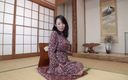 Japan Lust: Rondborstige Japanse oma stript en berijdt pik
