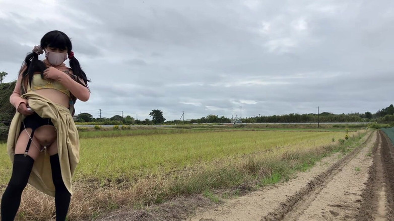 megu2002: 露出散歩は危険がいっぱい