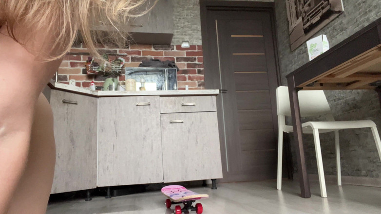 Misty Phoenix: Kencing di skateboardku dan pamer memeknya - close up