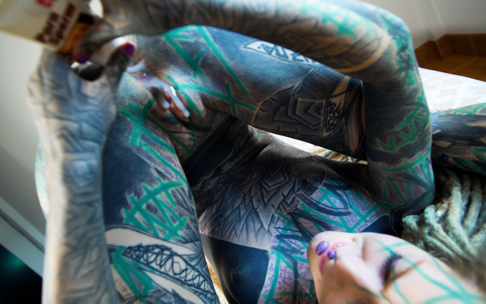 Z-Filmz: TETOVANÁ roztahování análu milující dívka CUMPLAY