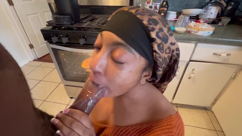 Fijii pornbox: Pipe par une grosse bite noire dans la cuisine