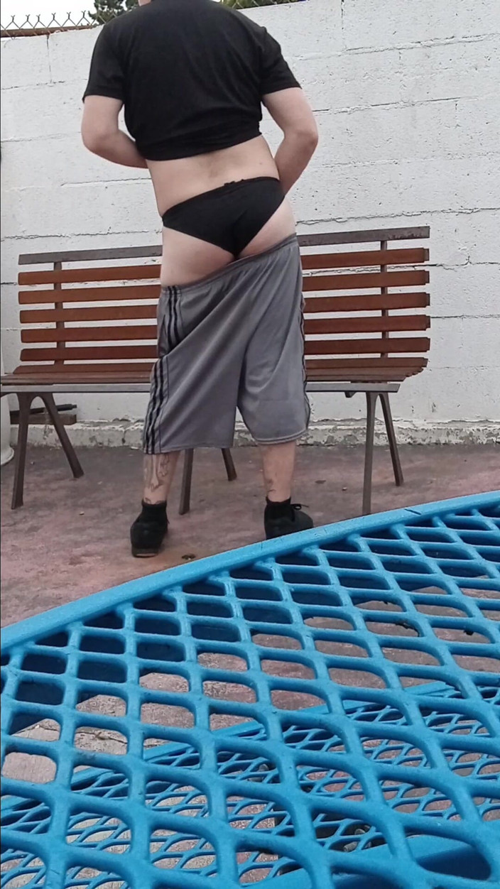 Pinkman 1995: Masturbuje na lavičce