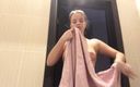 Denudeart: Une fille sexy se masturbe sous la douche