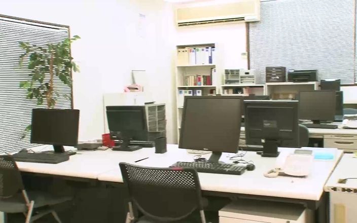 Strix: Cô gái punky mặc quần lót trong văn phòng!